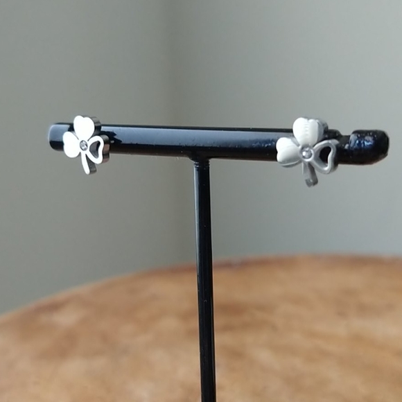 White Rhodium Clover Leaf earrings - Picture 2 of 4